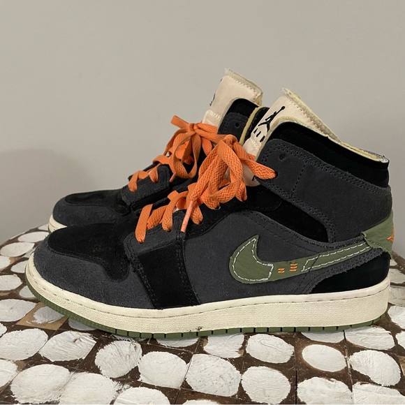 Nike Air Jordan 1 Mid SE Craft Anthracite Olive Youth 5.5Y - Picture 1 of 6